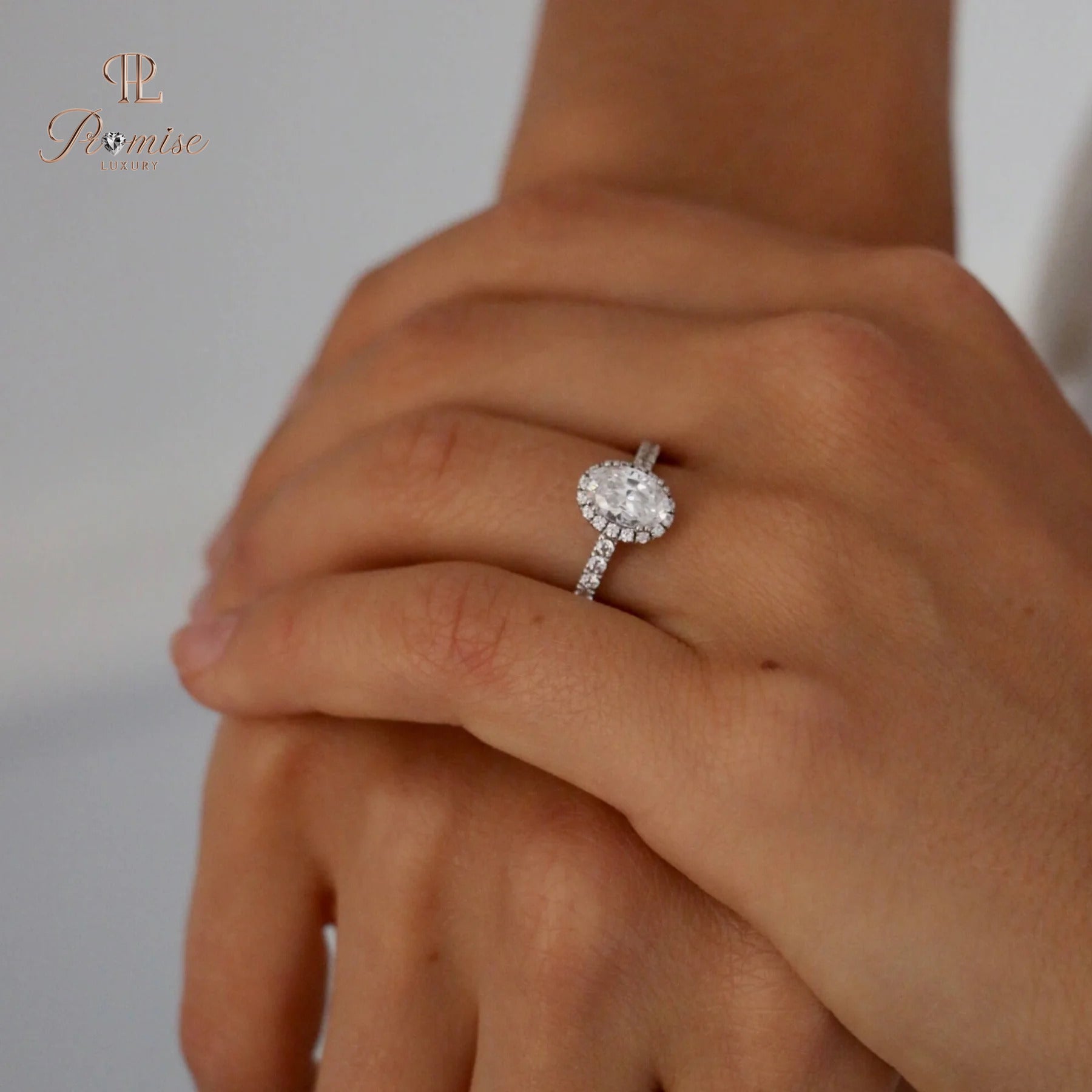 Elegant Oval Cut Halo Diamond Engagement Ring – Classic Bridal Ring